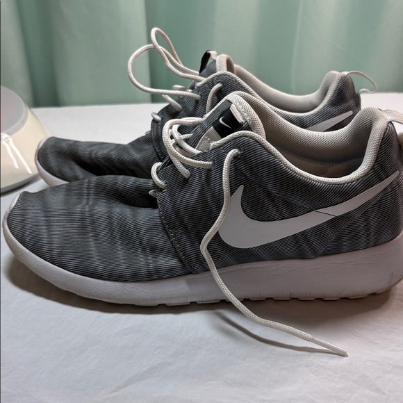Nike Shoes - Nike Tennis Shoes women’s size 7